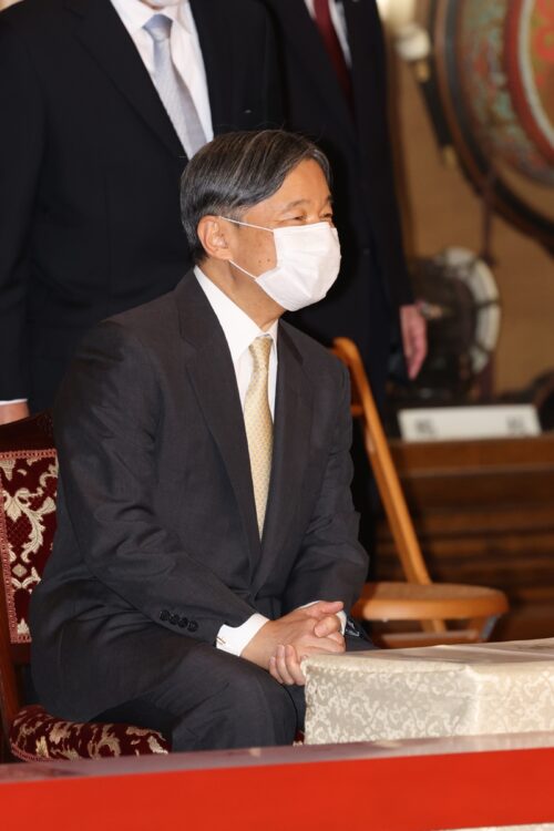 秋の雅楽演奏会を鑑賞される天皇陛下(写真/JMPA)