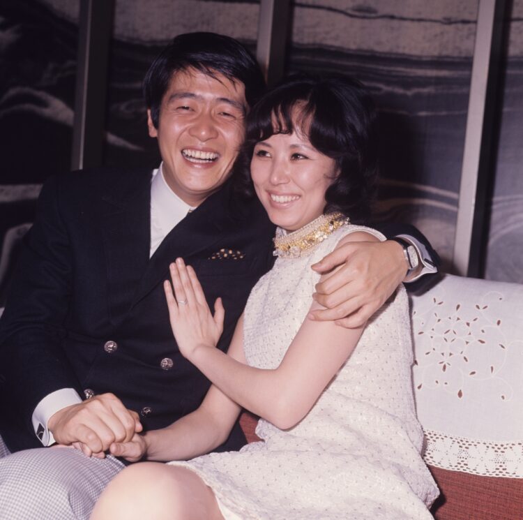 結婚指輪を披露する佐和子さん（右）と、肩を抱く関口（左。1971年）