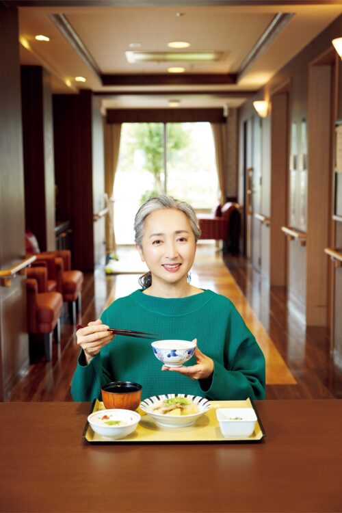 施設内で調理された出来立ての昼食を試食する近藤さん。「野菜や魚など食材の種類が多く、満足感がすごくあります。食器がプラスチックでなく陶製なので自宅の食事みたい」