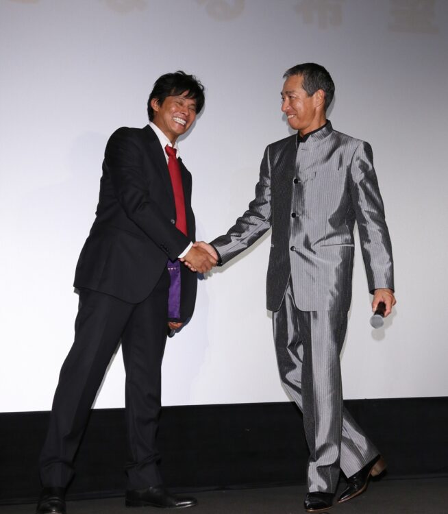 2012年に公開された『踊る大捜査線』の初日舞台挨拶で、がっちりと握手する織田裕二と柳葉敏郎