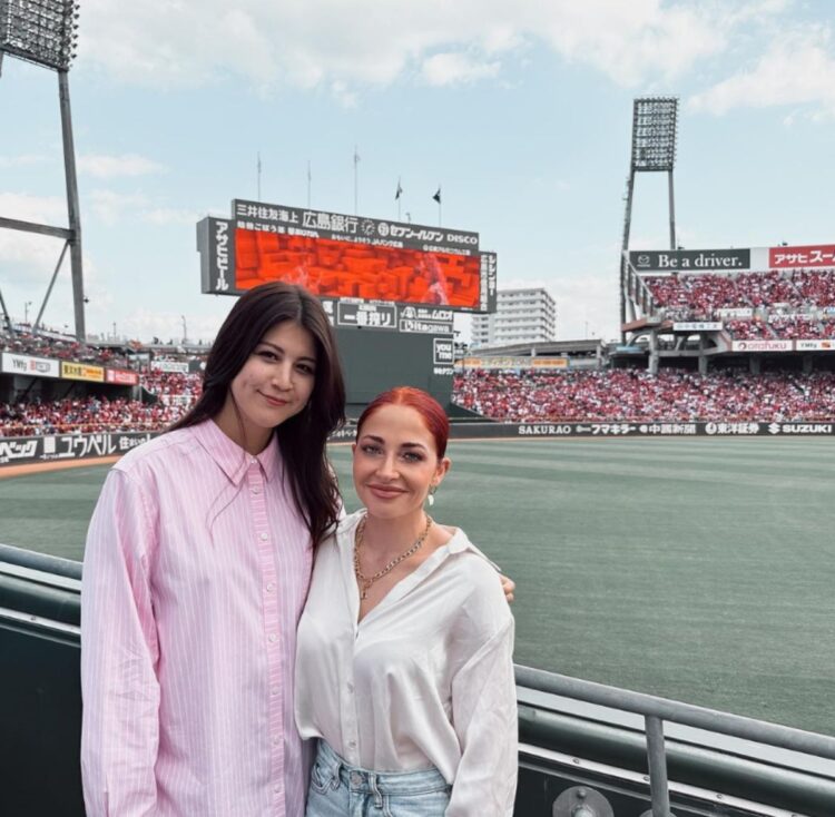 右がレイチェル氏、左が九里聖莉奈さん（レイチェル氏のInstagramより）