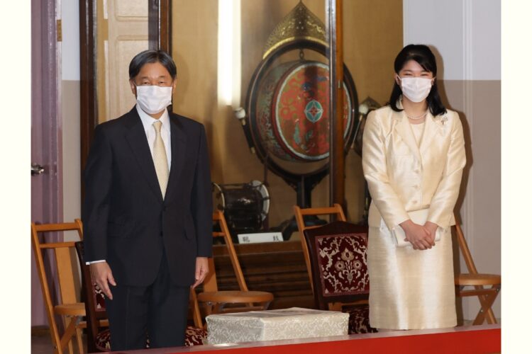 天皇陛下と愛子さまは、クリームイエローのネクタイとドレスで、色味を合わせた服装をチョイスされた(写真/JMPA)
