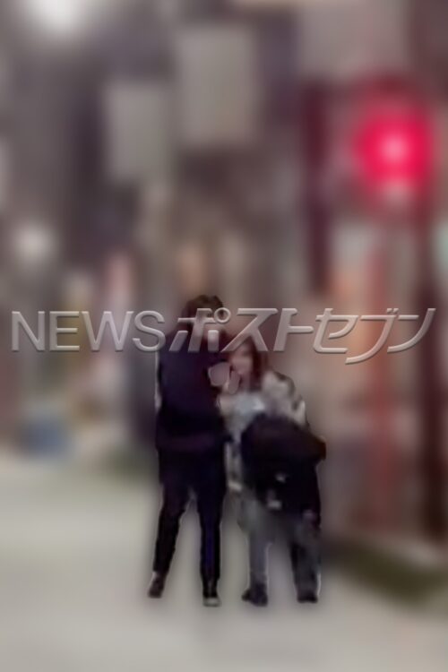 路上でフラフラ歩く2人