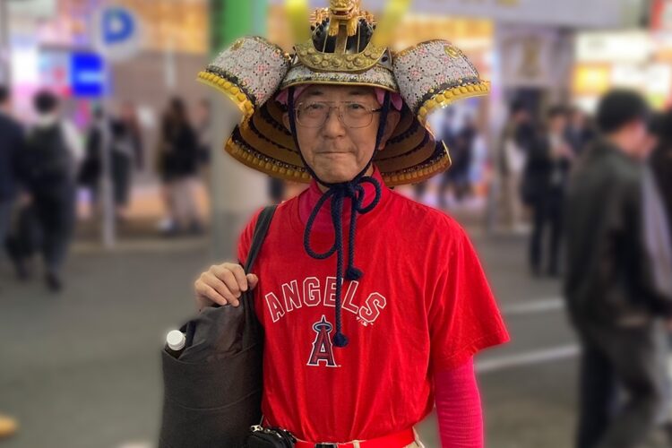 「大谷カブト」をかぶった50代後半の男性「お酒を飲ませてほしい」（本人に許可を得て撮影）