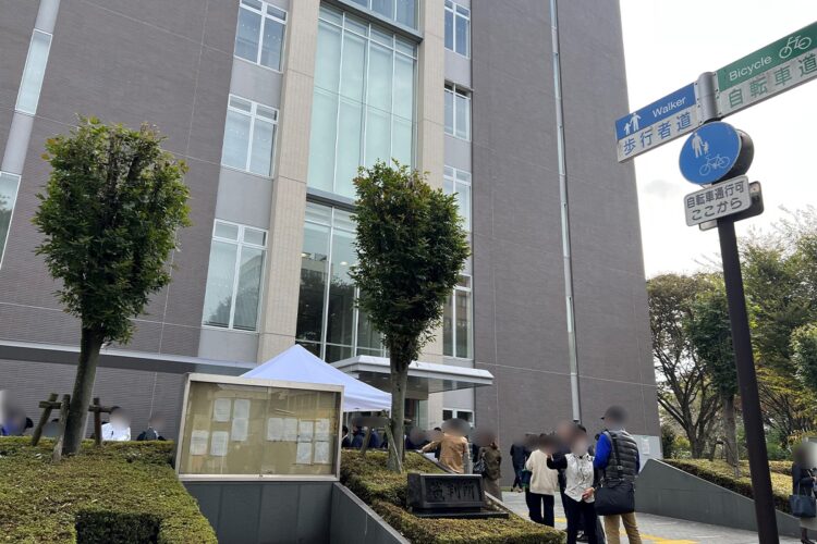 報道陣や傍聴のために訪れた人々が甲府地裁前に集まる