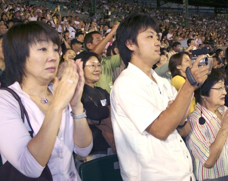 左が陽子夫人、右は長男の陽集氏（写真は2005年／写真＝共同通信社）
