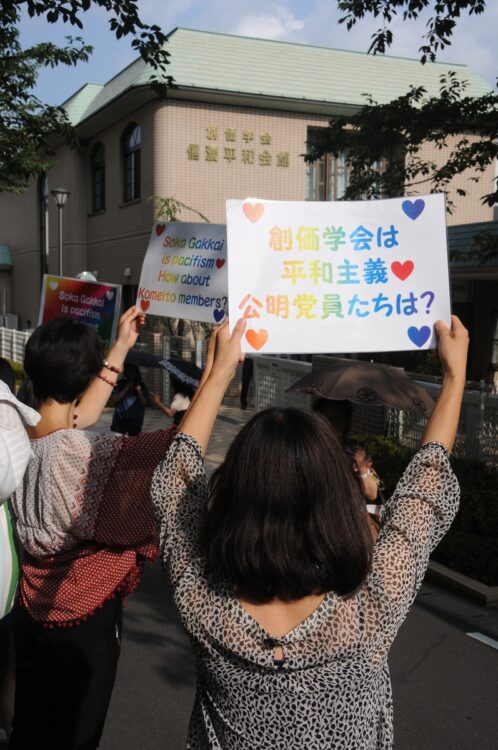 安保法制の強行採決後、婦人部の女性たちが信濃町でデモを行なった（2015年8月、撮影／堀田喬）