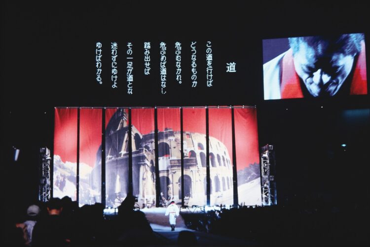 1998年4月4日、東京ドームに7万人の大観衆を集めた引退試合後に読み上げた詩の一節。晩年のアントニオ猪木さんの代名詞となった（写真＝平工幸雄／AFLO）