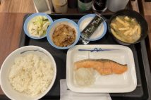 松屋の価格改定で最大の値上げ幅となった『焼鮭定食』実食レポート 「おかずの種類充実」730円メニューの満足度は