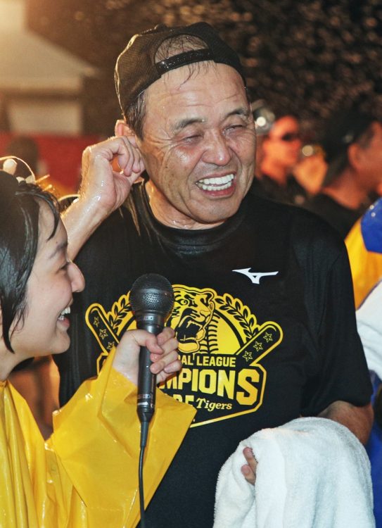 昨年のビールかけでは笑顔だった（時事通信フォト）