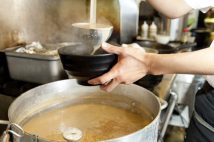 「大量にキムチを取る人がいて…」 卓上の無料トッピングサービスを廃止せざるを得なかったラーメン店店主の苦悩