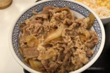 吉野家『牛丼並盛』468円に値上げの衝撃 すき家・松屋と68円の差、いまやライバルはセブンの『牛めし』496円か