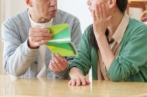 妻に先立たれた高齢男性が直面する「人間関係」と「健康管理」の問題 振り込め詐欺被害のリスクも高まる