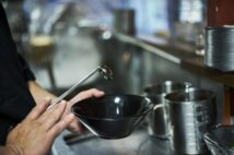 【飲食店の原価】競争激化のラーメン店、「濃縮スープ」がコスト圧縮の切り札に 「4500円で300杯のスープが作れる」