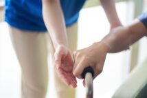 “男のおひとりさま”が老人ホーム入居後に直面する孤立リスク 「自分の部屋以外に逃げ場がない」