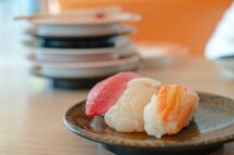 【飲食店の原価】回転寿司店を悩ませる利益率の減少 値上げすると客足が減り「1皿100円」だと利益が出ないジレンマ