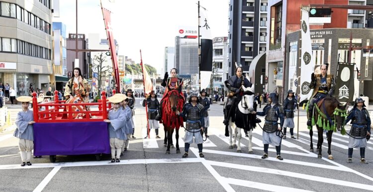 （右から）榊原康政役の杉野遥亮、本多忠勝役の山田裕貴、井伊直政役の板垣李光人（共同通信社）