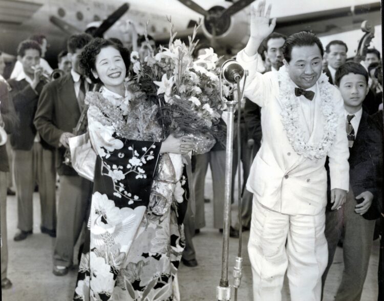 アメリカへ旅立つ笠木シヅ子さん（左）と服部良一さん（右）