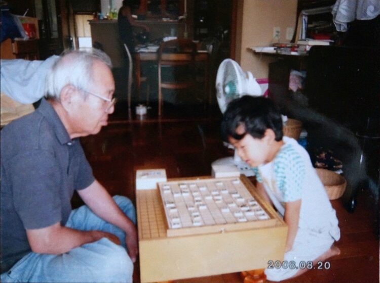 祖父と将棋を指す6才の藤井。毎日のように対局したという(時事通信フォト)