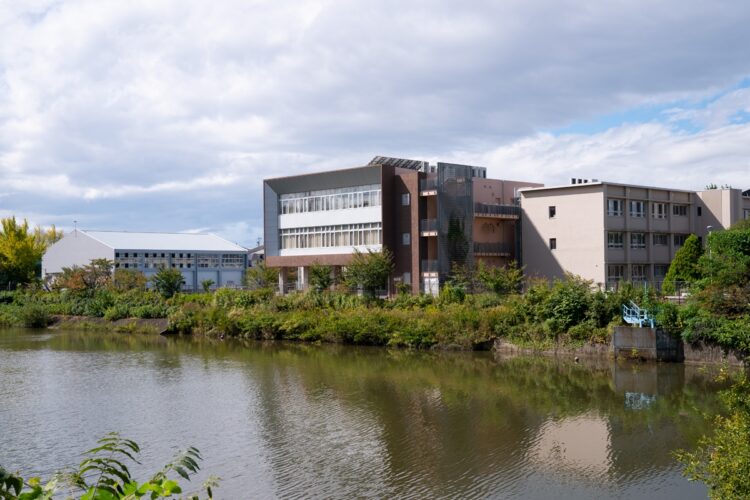 中高一貫校の名古屋大学教育学部附属中学を、母親と話し合って受験した。小学6年生の12月に受験を決意し、進学塾には通わず、翌年の3月に合格