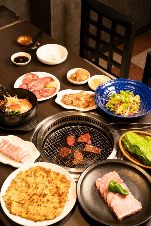 なじみの焼き肉店『金泉』の「焼肉コース」（1人前は4500円）と藤井が大好きなチヂミ