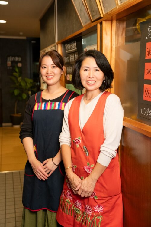 店主の林美由紀さんと娘の亜弥乃さん親子