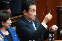 衆院本会議場で眼鏡を拭く岸田文雄首相(右)。メガネは岸田首相のイメージに欠かせない(時事通信フォト)