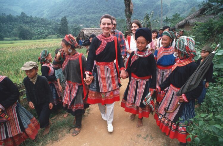 ベトナムの山岳民族「ダオ」の村を訪ねた際には伝統衣装をまとった（Getty Images）