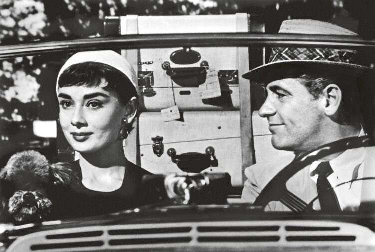 『麗しのサブリナ』（1954年）。富豪の息子に恋い焦がれる運転手の娘サブリナ。振り向いてくれない彼を見返すべく、パリ留学して立派なレディに。本作で穿いた八分丈パンツは「サブリナパンツ」と呼ばれ流行（時事通信フォト）