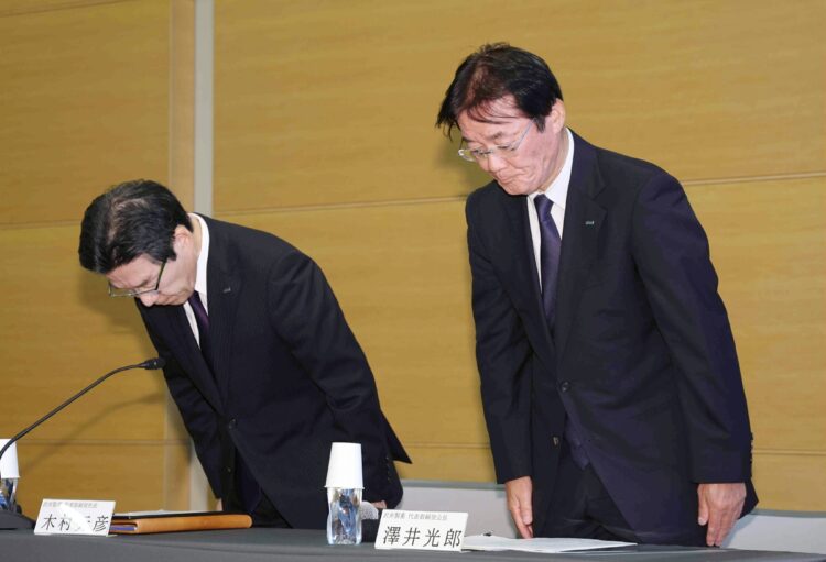 沢井製薬は検査不正について会見を開いた（左から木村元彦社長、澤井光郎会長。時事通信フォト）