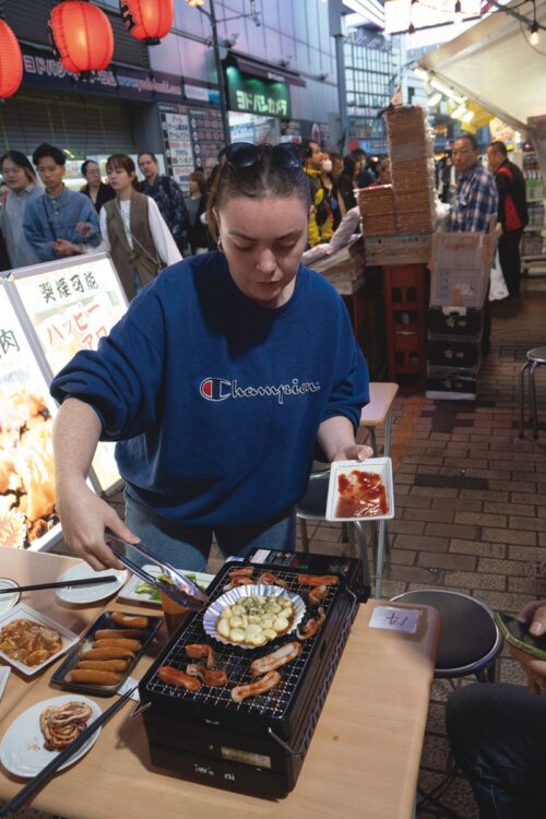 「御徒町は肉も魚も安すぎて驚いた。また来たい」とモツを焼きながら話すジョージアさん