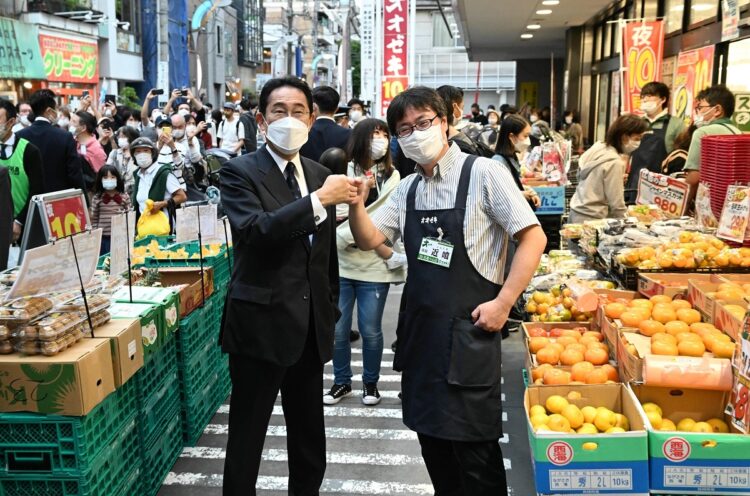 2022年10月にも、岸田文雄首相（左）は商店街のスーパーマーケットを視察している［代表撮影］（時事通信フォト）