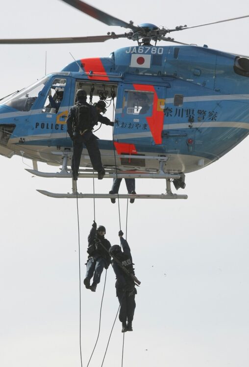 合同訓練で、ヘリコプターから降りる日本の警察の特殊部隊SAT（時事通信フォト）