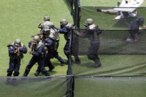 対テロ訓練をする米国FBIのSWAT（AFP＝時事）