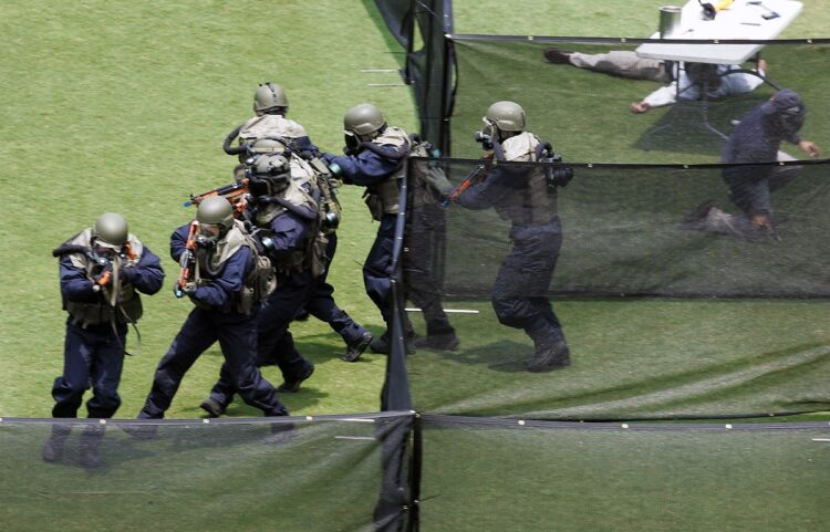 対テロ訓練をする米国FBIのSWAT（AFP＝時事）