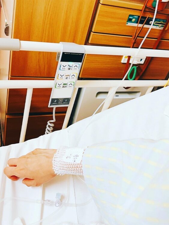 「人生めちゃくちゃにされた」とする女性の入院姿の投稿（本人Instagramより）
