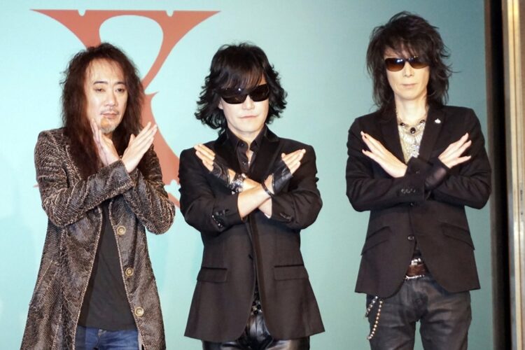 PATA、Toshl、HEATHさんの3人で「X」ポーズ。2017年。この時HEATHさんは49才