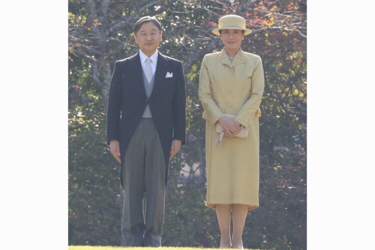 天皇陛下と雅子さまが笑顔で招待者に対応された（写真／JMPA）
