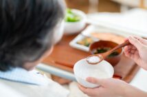「自分の口から食べたいものを食べる」ことも、最期の幸せに深くかかわる(写真/PIXTA)