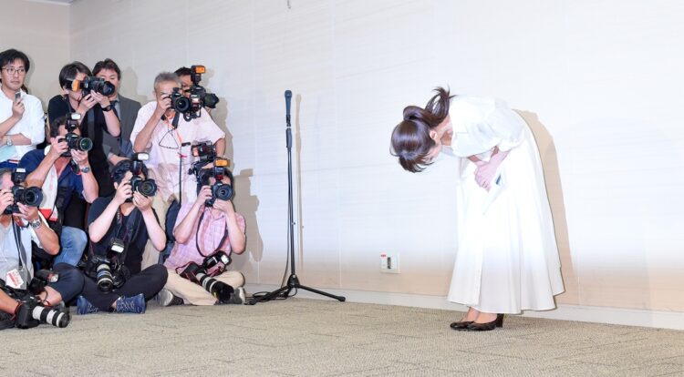 6年前のW不倫報道後、会見を開いた