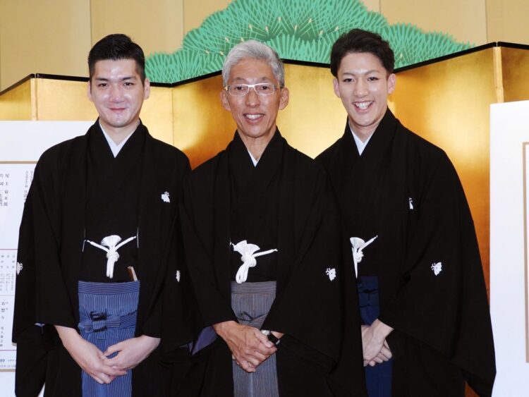 2018年に、延寿太夫（中央）は襲名30周年を迎えた。右は右近。左は右近の兄で三味線奏者の清元斎寿