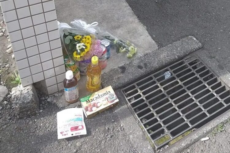 事件現場となったホテル前には花やお菓子が供えられていた