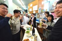 鶴見線・安善駅まで10秒の「まるで飲める待合室」　“駅前”という愛称で呼ばれている角打ち