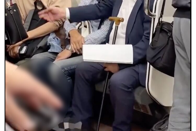 指を差して口論する男性