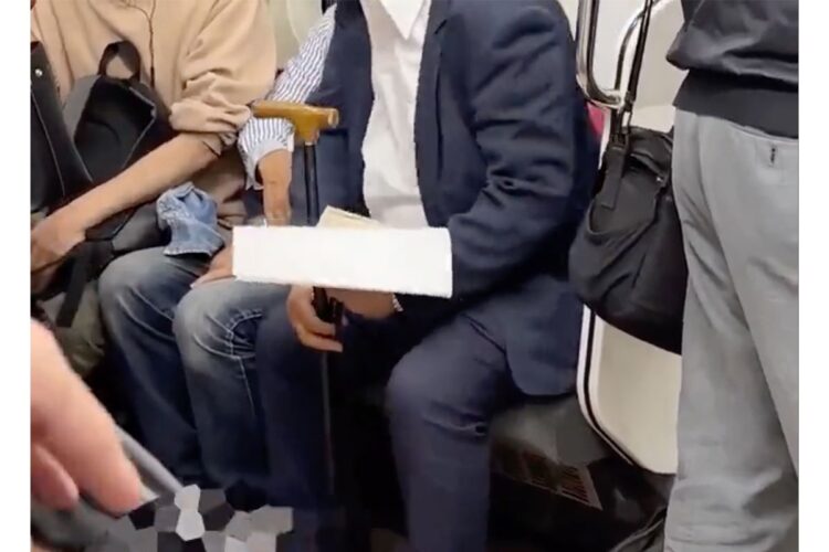 腰を上げて激昂する男性