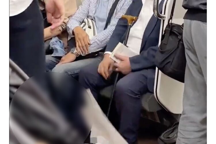 一人挟んだ隣の男性と激しく口論