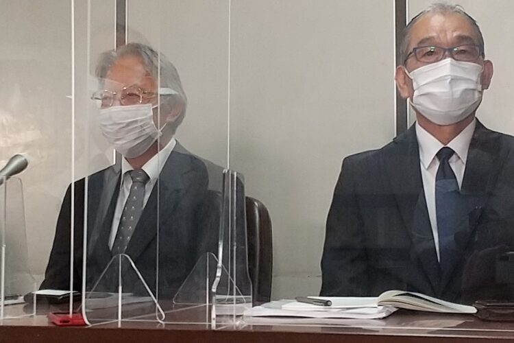 冤罪事件で国と東京都を訴えた精密機器メーカーの社長(左)ら(時事通信フォト)