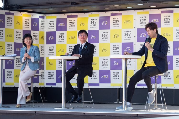 都のイベント「E-Tokyo Park」登壇者。左から日産自動車の星野朝子副社長、東京都の潮田勉副知事で、MCをフォーミュラEで実況中継をしているサッシャ氏が務めた。星野氏は「日産が蓄積してきた技術を、このフォーミュラEという素晴らしいプラットホームに載せて、さらに磨きをかけたい」と述べた