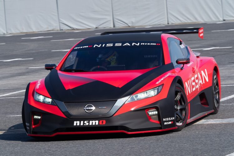 デモ走行会では、日産リーフのレーシングカーバージョン「Nissan LEAF NISMO RC」も走行した。市販車のリーフと同じモーターを前後に2基搭載した四輪駆動のモンスターマシン。ドライバーは千代勝正選手