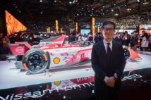 展示されたフォーミュラEカーと日産モータースポーツ＆カスタマイズ株式会社・代表取締役兼最高経営責任者の片桐隆夫氏